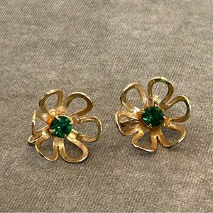 Vintage gold-tone emerald green rhinestone floral flower screw back earrings